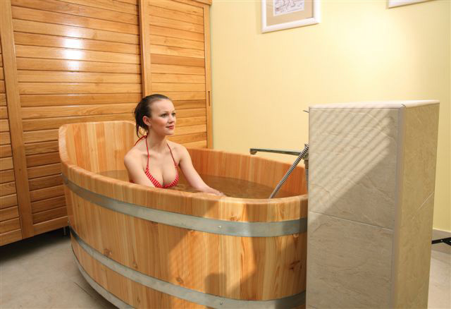 Tradiční koupel v dřevěné vaně