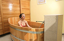 Tradiční koupel v dřevěné vaně